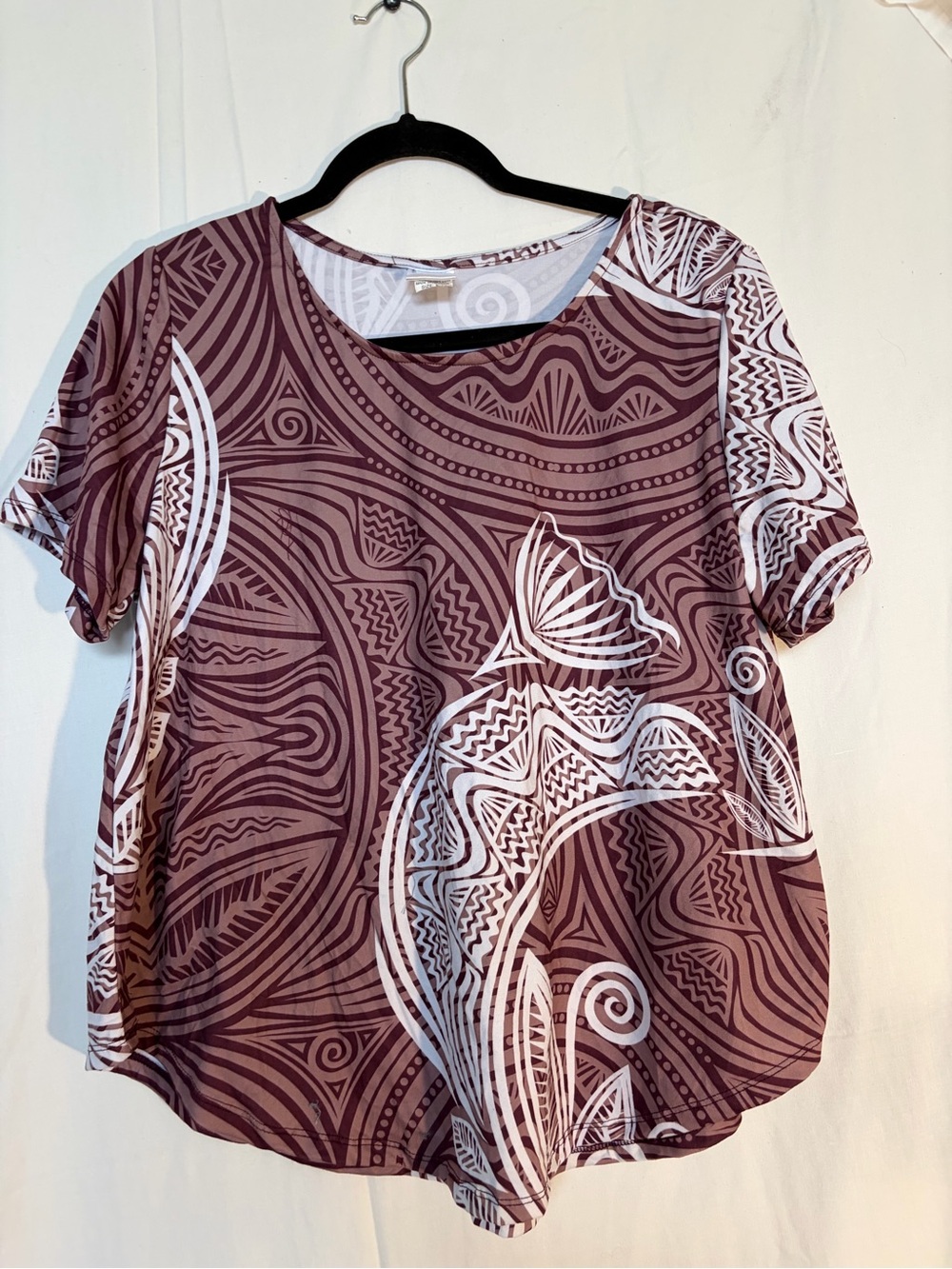 Hula Bay - Relaxed Short Sleeve Printed Tee in Maroon and White